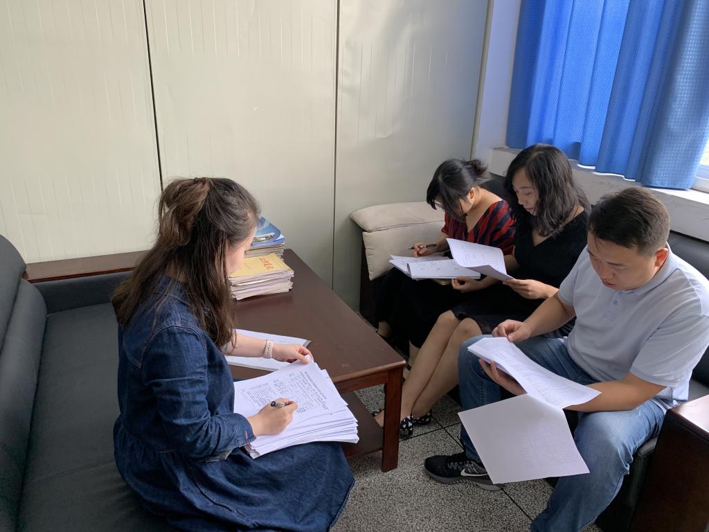 困难认定上会照1.jpg 困难认定上会照1.jpg